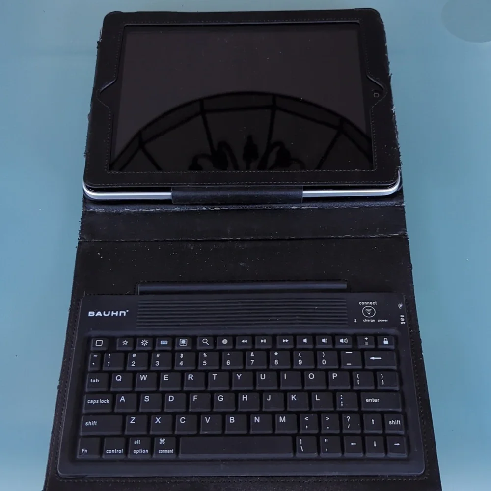 Apple iPad Tablet 32GB Model A1219 1st Gen WiFi with Keyboard – Used Condition
